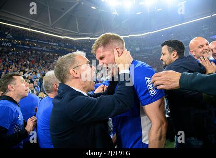 Promotion Schalke, Abschlussjubel Simon TERODDE r. (GE) mit Peter KNAEBEL (KnÃ bel) (GE, Management Sport). Fußball 2. Bundesliga, Spieltag 33., FC Schalke 04 (GE) - FC St. Pauli Hamburg Hamburg 3: 2, am 7.. Mai 2022 in Gelsenkirchen/Deutschland. #Die DFL-Vorschriften verbieten die Verwendung von Fotos als Bildsequenzen und/oder quasi-Video # Â Stockfoto