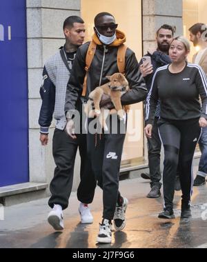 Mailand, Italien, 08/05/2022, Mailand, Italien. 08.. Mai 2022. Khaby lahm mit roten Husky Welpen spaziert mit Freunden im Modeviertel Credit: Independent Photo Agency/Alamy Live News Stockfoto