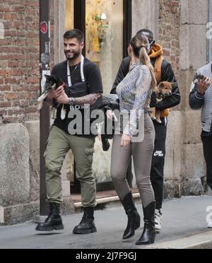 Mailand, Italien, 08/05/2022, Mailand, Italien. 08.. Mai 2022. Khaby lahm mit roten Husky Welpen spaziert mit Freunden im Modeviertel Credit: Independent Photo Agency/Alamy Live News Stockfoto