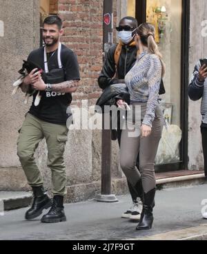 Mailand, Italien, 08/05/2022, Mailand, Italien. 08.. Mai 2022. Khaby lahm mit roten Husky Welpen spaziert mit Freunden im Modeviertel Credit: Independent Photo Agency/Alamy Live News Stockfoto