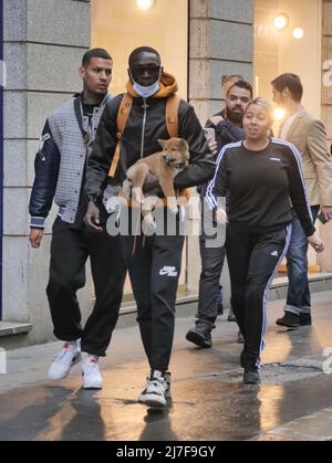 Mailand, Italien, 08/05/2022, Mailand, Italien. 08.. Mai 2022. Khaby lahm mit roten Husky Welpen spaziert mit Freunden im Modeviertel Credit: Independent Photo Agency/Alamy Live News Stockfoto