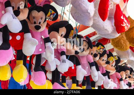 London, Großbritannien - 2. Dezember 2021 - ausgestellte Stofftiere werden beim Weihnachtsmarkt im Hyde Park Winter Wonderland als Siegerpreise ausgezeichnet Stockfoto