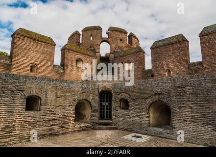 Blick auf den Innenhof des Schlosses La Mota aus dem 15.. Jahrhundert in der Stadt Medina del Campo in der spanischen Provinz Valladolid. Stockfoto