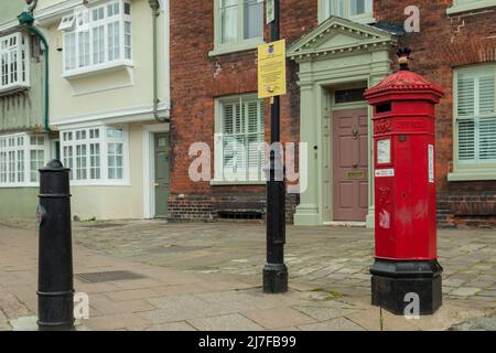 Traditionelle rote Briefkasten im Stadtzentrum von Faversham, Kent, England. Stockfoto