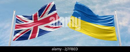 Ukraine und Großbritannien zwei Flaggen auf Fahnenmasten und blauen Himmel. Militärische Hilfe für die ukraine Stockfoto