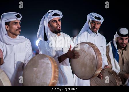 Doha, Katar, 18,2017. Dezember: Die Trommler in traditioneller Kleidung im Rahmen einer Performance namens „ardha“-Schwerttanz im Darb Al Saai Stockfoto