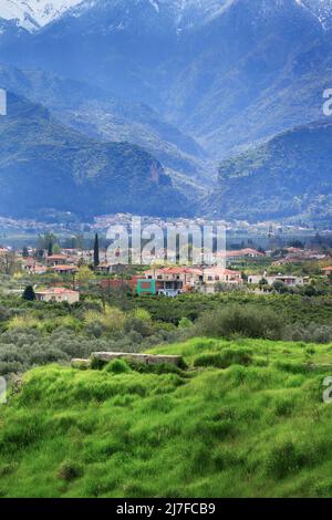 Antenne Panoramablick von Sparta Stadt mit Taygetus Berge und alte Ruinen bleibt in Peloponnes, Griechenland Stockfoto