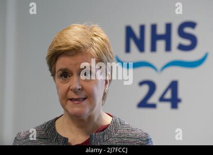 Schottlands erste Ministerin Nicola Sturgeon bei ihrem Besuch zur Eröffnung des neuen Zentrums von NHS 24 in Hillington, Glasgow, im Rahmen der Feierlichkeiten zum 20.-jährigen Bestehen der Organisation. Bilddatum: Montag, 9. Mai 2022. Stockfoto