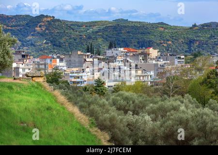 Antenne Panoramablick von Sparta Stadt mit Taygetus Berge und alte Ruinen bleibt in Peloponnes, Griechenland Stockfoto