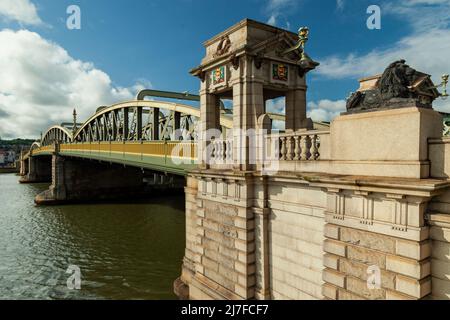 Frühlingsnachmittag an der Rochester Bridge über dem Fluss Medway in Kent, England. Stockfoto