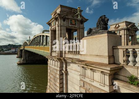 Frühlingsnachmittag Ovat Rochester Bridge über den Fluss Medway in Kent, England. Stockfoto