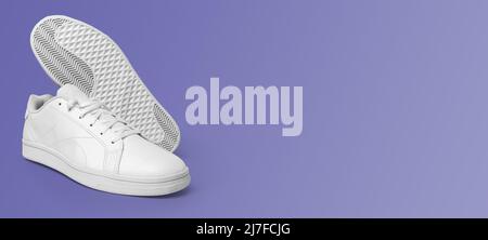 Banner mit neuen weißen Sneakers isoliert auf violettem (sehr peri) Hintergrund. Sportive Schuhe für Mockup. Modisch stylischer Sport. Stockfoto