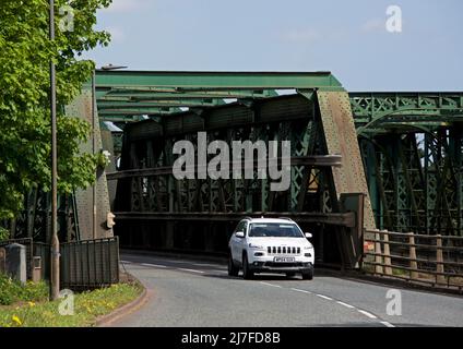 Jeep Cherokee Auto auf der Keadby Bridge, die den Fluss Trent in der Nähe von Althorpe, North Lincolnshire, England überspannt Stockfoto