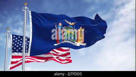 Die New Yorker Staatsflagge winkt zusammen mit der Nationalflagge der Vereinigten Staaten von Amerika. Im Hintergrund ist der Himmel klar. New York ist ein Sta Stockfoto