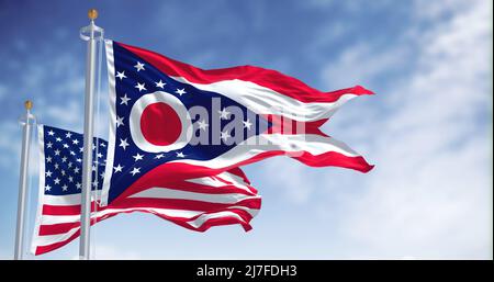Die Flagge des Staates Ohio winkt zusammen mit der Nationalflagge der Vereinigten Staaten von Amerika. Im Hintergrund ist der Himmel klar. Ohio ist ein Staat in Th Stockfoto