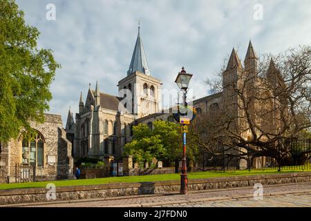 Frühlingsnachmittag in der Rochester Cathedral in Kent, England. Stockfoto