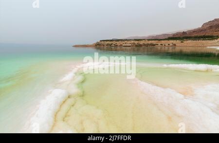 Sonnenaufgang über dem Toten Meer. Wunderschöne Natur. Naturlandschaft. Am Morgen ist das Meer versalzen. Stockfoto