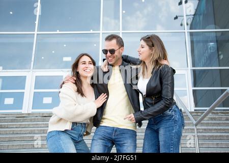 Drei junge Freunde mit Spaß. Echte Menschen Konzept Freundschaft Stockfoto