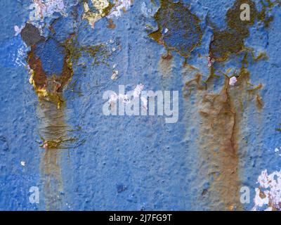 Blau lackierte Metallsäule mit Rostblasen und klaren Spuren von Verwitterung Stockfoto