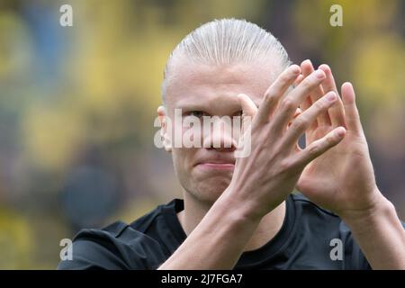 30. April 2022, Nordrhein-Westfalen, Dortmund: Fußball: Bundesliga, Borussia Dortmund - VfL Bochum, Matchday 32, Signal Iduna Park. Das Dortmunder Erling Haaland kommt ins Stadion. (Zu 'Berichte: Haaland in Abstimmung mit Manchester City - Transfer steht kurz vor dem Abschluss') Foto: Bernd Thissen/dpa - WICHTIGER HINWEIS: Gemäß den Anforderungen der DFL Deutsche Fußball Liga und des DFB Deutscher Fußball-Bund ist es untersagt, im Stadion und/oder des Spiels aufgenommene Fotos in Form von Sequenzbildern und/oder videoähnlichen Fotoserien zu verwenden oder zu verwenden. Stockfoto