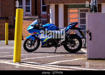 Epsom Surrey, London, Mai 08 2022, Blue Suzuki Motorbike parkt in Einem Parkplatz ohne Menschen Stockfoto