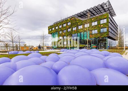 Almere, Niederlande - 3. April 2022: Aeres Green High School am Eingang der Floriade Expo 2022 wachsende grüne Städte in Almere Amsterdam, Niederlande Stockfoto