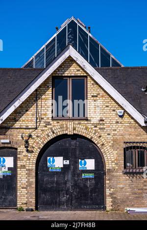 Epsom Surrey, London, Mai 08 2022, Fever Nightclub Building Außeneingang gegen Einen klaren blauen Himmel Stockfoto