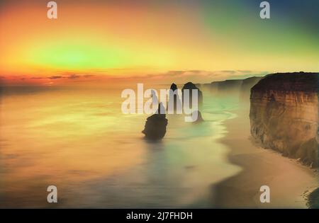 Die 12 Apostles in der Abenddämmerung, Shipwreck Coast, Great Ocean Road, Victoria, Australien Stockfoto