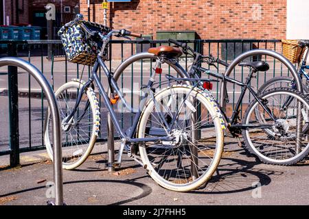 Epsom Surrey, London, Mai 08 2022, Fahrräder, die an Einem Fahrradstand ohne Personen geparkt sind Stockfoto