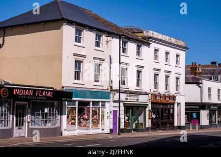 Epsom Surrey, London, Mai 08 2022, Reihe traditioneller Geschäfte in der High Street oder Geschäfte ohne Menschen Stockfoto