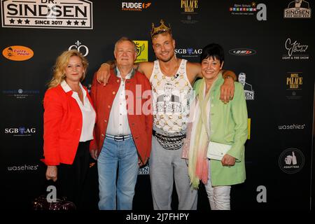 Liane Ilka Hartstock,Thomas sindermann, Eric sindermann und Andrea sindermann bei der Dr.Sindsen - Release-Party 'WOLLTE IMMER PROMI SEIN' im Hofbräu Stockfoto