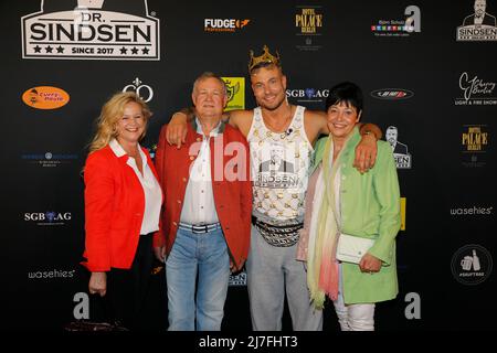 Liane Ilka Hartstock,Thomas sindermann, Eric sindermann und Andrea sindermann bei der Dr.Sindsen - Release-Party 'WOLLTE IMMER PROMI SEIN' im Hofbräu Stockfoto