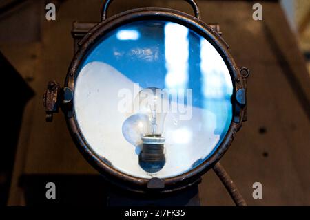 Fahrwerksstrahler mit Glühlampe einer alten Dampflokomotive. Stockfoto