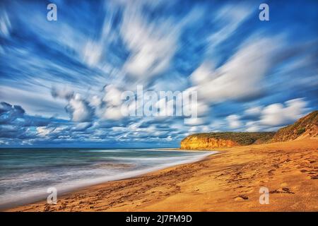 Zeitexposition von Wolken über Bells Beach, Great Ocean Road, Victoria, Australien Stockfoto