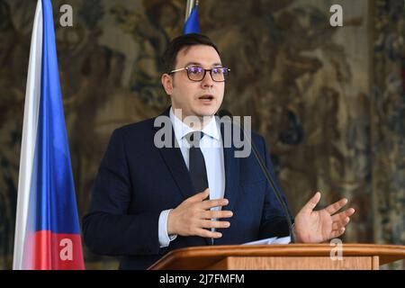 Prag, Tschechische Republik. 09.. Mai 2022. Der tschechische Außenminister Jan Lipavsky (Piraten) hält am 9. Mai 2022 in Prag, Tschechien, die Pressekonferenz zum Treffen mit Vertretern tschechischer NGOs über die Unterstützung verfolgter Aktivisten und unabhängiger Journalisten aus Russland und Weißrussland ab. Kredit: Katerina Sulova/CTK Foto/Alamy Live Nachrichten Stockfoto