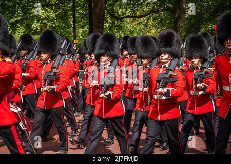 London, 9. Mai 2022. Mitglieder der Grenadier, Coldstream, Schotten, Irischen und Walisischen Garden marschieren auf der Horse Guards Road während einer Probe der Farbtrooping im Vorfeld der Platin-Jubiläumsfeiern, die am 2. Juni beginnen, um 70 Jahre der Thronbesteigung von Königin Elizabeth zu feiern. Kredit. amer Ghazzal/Alamy Live Nachrichten Stockfoto