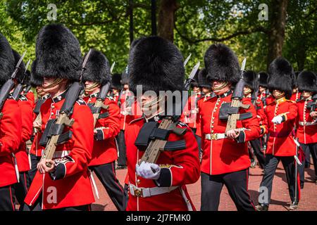 London, 9. Mai 2022. Mitglieder der Grenadier, Coldstream, Schotten, Irischen und Walisischen Garden marschieren auf der Horse Guards Road während einer Probe der Farbtrooping im Vorfeld der Platin-Jubiläumsfeiern, die am 2. Juni beginnen, um 70 Jahre der Thronbesteigung von Königin Elizabeth zu feiern. Kredit. amer Ghazzal/Alamy Live Nachrichten Stockfoto