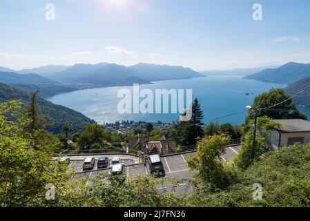 Großer italienischer See. Lago Maggiore von Campagnano oberhalb von Maccagno, unten sichtbar. Norditalien, Luftaufnahme Stockfoto