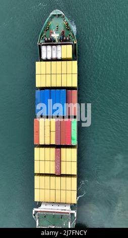 LIANYUNGANG, CHINA - 9. MAI 2022 - Ein voll beladenes Frachtschiff verlässt seinen Liegeplatz am lianyungang Port Container Terminal im ostchinesischen J Stockfoto