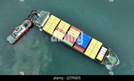 LIANYUNGANG, CHINA - 9. MAI 2022 - Ein voll beladenes Frachtschiff verlässt seinen Liegeplatz am lianyungang Port Container Terminal im ostchinesischen J Stockfoto