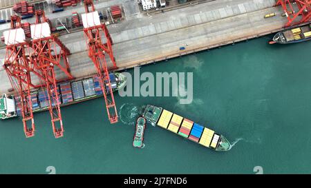 LIANYUNGANG, CHINA - 9. MAI 2022 - Ein voll beladenes Frachtschiff verlässt seinen Liegeplatz am lianyungang Port Container Terminal im ostchinesischen J Stockfoto