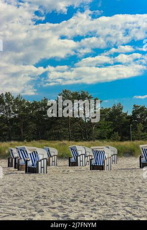 Sandstrand mit traditionellen Liegen an der Ostsee in Deutschland Stockfoto