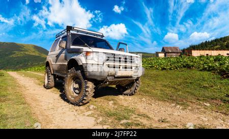 kvasy, ukraine - AUG 22, 2020: Offroad bereit 3 Tür mitsubishi pajero auf dem Hügel. Schmutziges 4x4 Fahrzeug mit Schnorchel und Schlammreifen. Atemberaubende Abenteuer Stockfoto