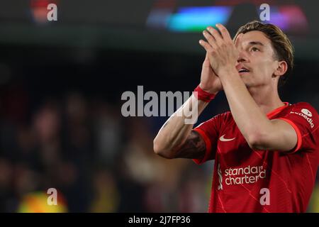 Villarreal, Spanien, 3.. Mai 2022. Kostas Tsimikas vom FC Liverpool applaudiert den Fans nach dem letzten Pfiff des UEFA Champions League-Spiels im Estadio de la Ceramica, Villarreal. Bildnachweis sollte lauten: Jonathan Moscrop / Sportimage Stockfoto