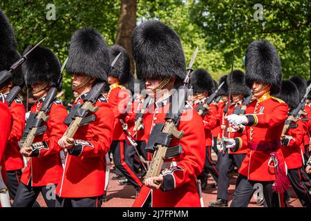 London, 9. Mai 2022. Mitglieder der Grenadier, Coldstream, Schotten, Irischen und Walisischen Garden marschieren auf der Horse Guards Road während einer Probe der Farbtrooping im Vorfeld der Platin-Jubiläumsfeiern, die am 2. Juni beginnen, um 70 Jahre der Thronbesteigung von Königin Elizabeth zu feiern. Kredit. amer Ghazzal/Alamy Live Nachrichten Stockfoto