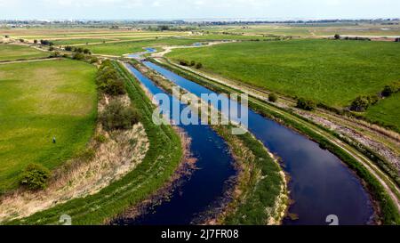 Luftaufnahme in niedriger Höhe des Roaring Gutter Dyke im Lydden Valley, mit Blick auf Sandwich Bay, Kent Stockfoto