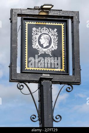 Traditionelles hängendes Pub-Schild am George Public House, Butts Road, Alton, Hampshire, England, VEREINIGTES KÖNIGREICH Stockfoto