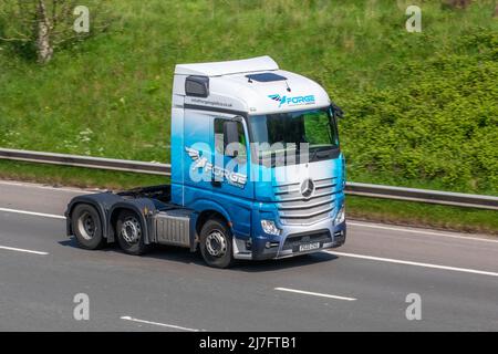 2020 blau weiß SCHMIEDE LOGISTIK Mercedes Benz Actros Traktoreinheit Antriebsstrang; Fahren auf der Autobahn M61, Manchester, Großbritannien Stockfoto