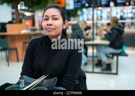 Porträt der jungen Frau im restaurant Stockfoto