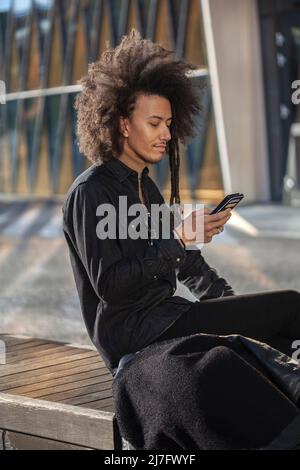 Junger Mann sprechen über Handy Stockfoto